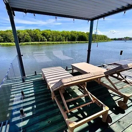Botel Comfortable House For 8 *