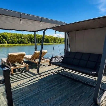 Botel Comfortable House For 8